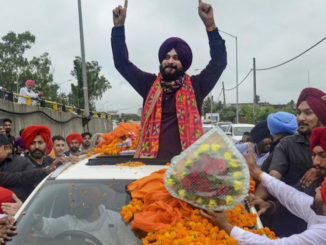 In first show of strength, Navjot Singh Sidhu visits Golden Temple with 62 MLAs