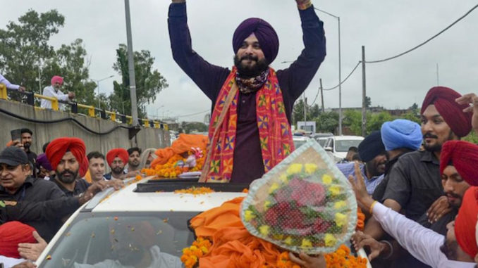 In first show of strength, Navjot Singh Sidhu visits Golden Temple with 62 MLAs