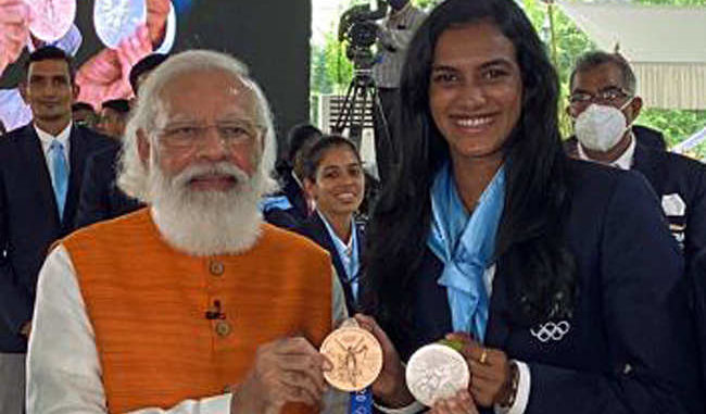 PM Narendra Modi fulfils promise, has ice-cream with PV Sindhu on Tokyo Olympics return