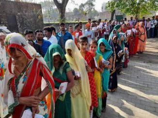 UP Election 2022 Phase 7 Voting : वाराणसी में कई जगह पर ईवीएम में खराबी से मतदान प्रभावित, मऊ के मधुबन में मतदान का बहिष्कार