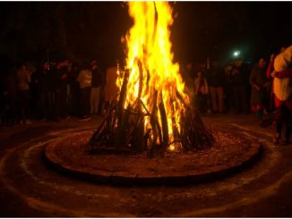 Holika Dahan Real Place: बिहार के एक गांव में गुलाल की जगह लगाते हैं राख; यहीं जली थी होलिका, हुई थी पहली होली