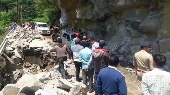 Char Dham Yatra 2022: सड़क धंसने से यमुनोत्री हाईवे फिर बंद, 3000 तीर्थयात्री फंसे; हार्ट अटैक से 6 की मौत