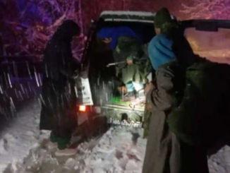 Indian Army saves pregnant woman's life, evacuates her amid heavy snow in Kashmir