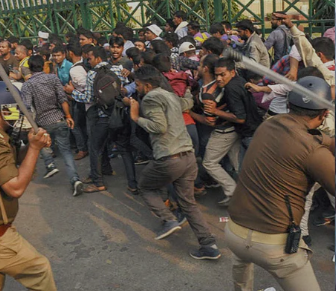 BSSC परीक्षार्थियों पर लाठीचार्ज: पटना में राज्यभर से आए अभ्यर्थी, तीनों पाली की परीक्षा रद्द कराना चाह रहे