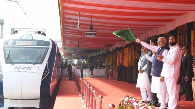 Maharashtra: PM मोदी ने महाराष्ट्र को दी दो वंदे भारत ट्रेनों की सौगात, सड़क परियोजनाओं का भी किया उद्घाटन
