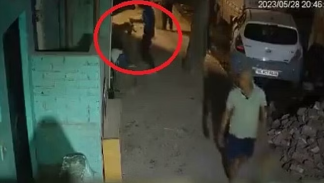 दिल्ली में दिल दहला देने वाला मर्डर: युवक ने नाबालिग लड़की पर चाकू से किए 21 वार, फिर पत्थर से कुचलकर मार डाला