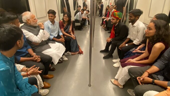 DU शताब्दी समारोह में शामिल होने Delhi Metro से निकले PM मोदी, यात्रियों से भी मिले; देखें तस्वीर