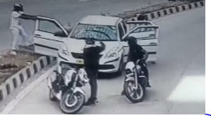 Delhi: प्रगति मैदान टनल में लूट का CCTV फुटेज, बाइक सवार बदमाशों ने दिनदहाड़े बंदूक के बल पर कारोबारी को लूटा