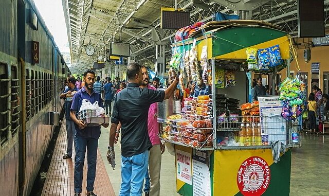 जनरल डिब्‍बे में सफर करने वाले यात्रियों के लिए खुशखबरी: अब कम दाम में मिलेगा भरपेट खाना, रेलवे की नई पहल