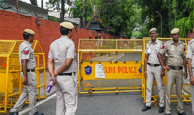 Delhi Aurobindo College: दिल्ली में दिनदहाड़े कत्ल, युवती पर रॉड मारकर उतारा मौत के घाट; आरोपी फरार
