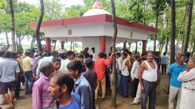 Aligarh News: शिव मंदिर के महंत की नृशंस हत्या, हत्यारों ने बेरहमी से पीटा फिर से पेड़ से बांधकर लगा दी आग
