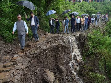 हिमाचल में आसमानी आफत, जगह-जगह भूस्खलन और बादल फटने से 55 लोगों की मौत; सैकड़ों सड़कें बंद