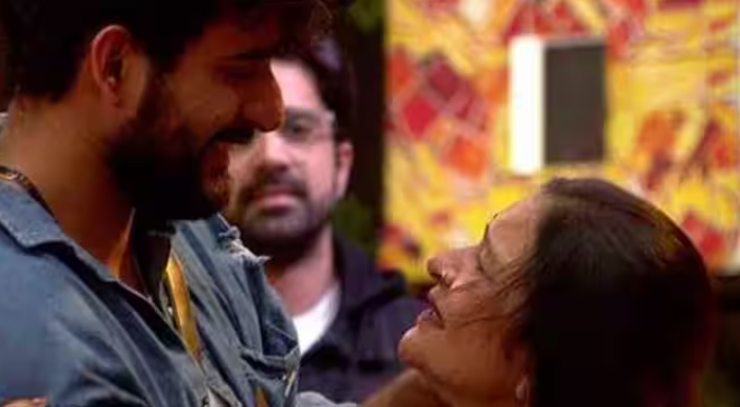 Bigg Boss OTT 2: Fukra Insaan Aka Abhishek Malhan Bursts Into Tears Meeting His Mother Inside House, Hugs Her Tight