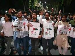 इजरायल के विरोध में अलीगढ़ यूनिवर्सिटी में छात्रों ने निकाला मार्च, फलस्तीन के समर्थन में लगाए धार्मिक नारे