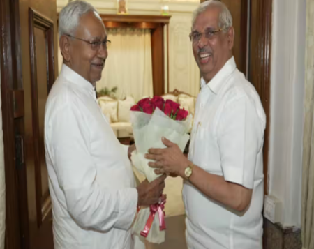 Bihar News: राजभवन में सीएम नीतीश कुमार और गवर्नर के बीच 40 मिनट में क्या हुई बात; मुस्कराते निकले मुख्यमंत्री