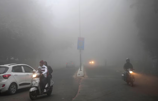 Weather: उत्तर भारत में सर्दी और कोहरे का डबल अटैक, दिल्ली में आज सीजन की सबसे ठंडी रही सुबह; रेड अलर्ट जारी