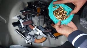 दिल्ली में कार के अंदर 'सीक्रेट केबिन' बनाकर हथियारों की तस्करी करने वाले 2 तस्कर गिरफ्तार