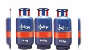 पहले 19 क‍िलो वाला स‍िलेंडर क‍िया महंगा; कुछ घंटे बाद ही इस स‍िलेंडर के भी बढ़ा द‍िये रेट; ATF की कीमत में भी लगी आग
