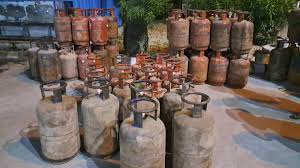 दिल्ली के बवाना में एलपीजी गैस सिलेंडर की कालाबाजारी का पर्दाफाश, 75 सिलेंडर जब्त