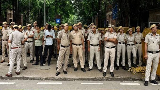 छात्रों के प्रदर्शन से राजधानी में बढ़ा तनाव, अब सिर्फ इमरजेंसी में मिलेगी दिल्ली पुलिस को छुट्टी