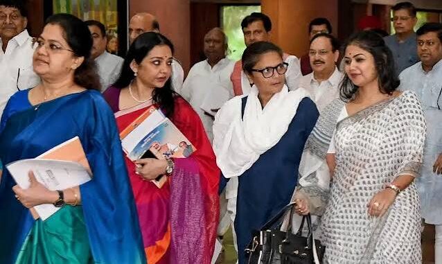 टीएमसी के बागी सांसदों को बड़ा झटका, लोकसभा सचिवालय ने भेजा नोटिस; 7 दिन में दाखिल करना होगा जवाब