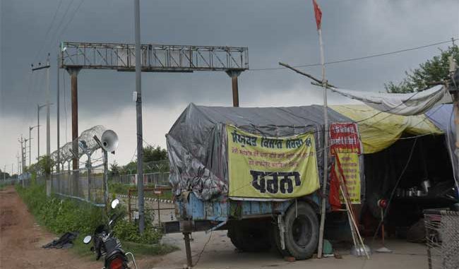 Adani Logistics Park Closure: किसानों की 'जिद' से गई नौकरी, टूटा मुसीबतों का पहाड़, बच्चों की फीस व लोन चुकाना मुश्किल