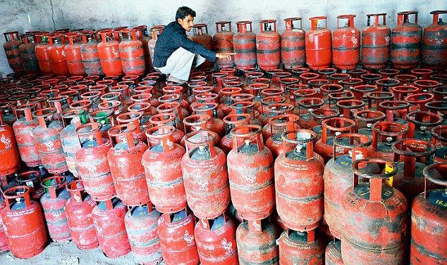 LPG Price, PF-Aadhaar Linking से जुड़े नियम सहित ये 7 बदलाव आज से हो गए हैं लागू, आप भी जानिए