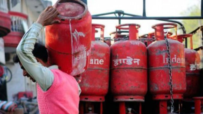 LPG Gas Cylinder Price: आम आदमी को झटका, बढ़े रसोई गैस सिलिंडर के दाम, जानिए कितनी हुई कीमत