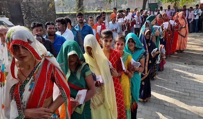 UP Election 2022 Phase 7 Voting : वाराणसी में कई जगह पर ईवीएम में खराबी से मतदान प्रभावित, मऊ के मधुबन में मतदान का बहिष्कार