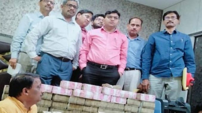 GST Team Raid: गुटखा कारोबारी के घर छापेमारी, इतना मिला कैश कि मंगानी पड़ गईं मशीनें