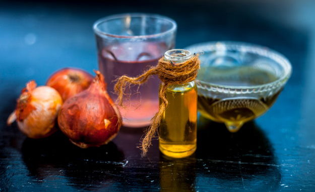 Onion Oil Benefits: लंबे और घने बालों के लिए आजमाएं प्याज का तेल, जानें इसके कई फायदे