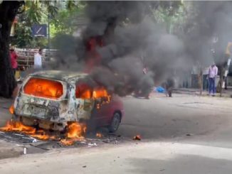 सोनिया से ईडी की पूछताछ पर भड़के कांग्रेस कार्यकर्ता, फूंक दी पार्टी नेता की कार