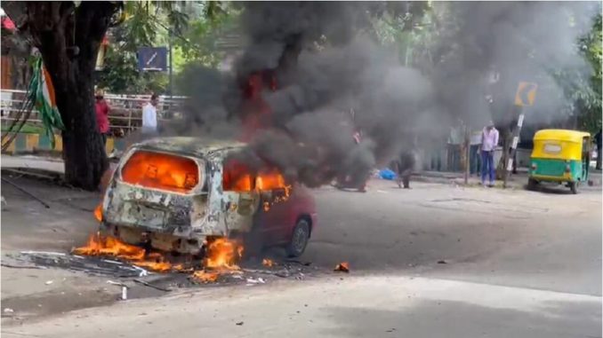 सोनिया से ईडी की पूछताछ पर भड़के कांग्रेस कार्यकर्ता, फूंक दी पार्टी नेता की कार