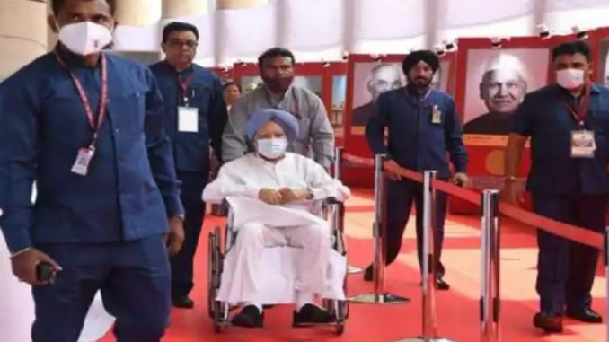 Presidential Election 2022: Ex-PM Manmohan Singh arrives on wheel chair to cast his vote