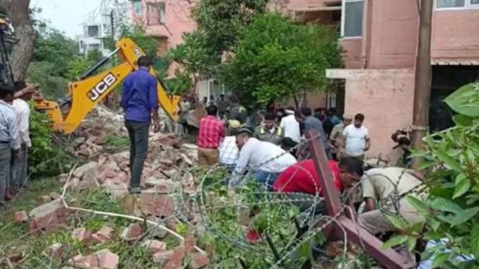 Wall collapses in Noida Sector 21; people feared to be trapped under debris - Details inside