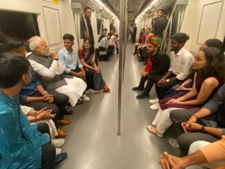 DU शताब्दी समारोह में शामिल होने Delhi Metro से निकले PM मोदी, यात्रियों से भी मिले; देखें तस्वीर
