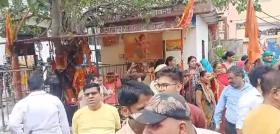 Delhi: मंडावली में मंदिर के बाहर रेलिंग तोड़ने पहुंचा प्रशासन, लोगों का जबरदस्त विरोध; भारी पुलिस बल तैनात