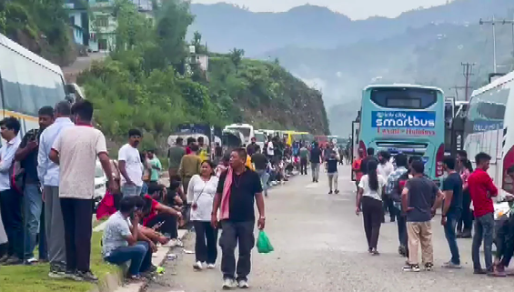 15-km Jam, No Hotel Rooms: Himachal Landslide Nightmare For 200 Tourists