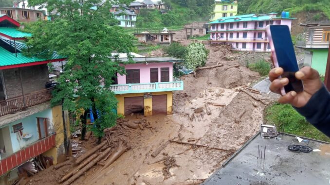 हिमाचल में बारिश से कोहराम... ताश के पत्तों की तरह ढह गए मकान और पुल, 6 की मौत; देखें तबाही की भयावह तस्वीरें