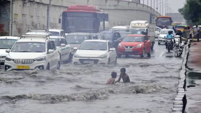 Delhi Rains Alert: दिल्ली-NCR में तेज हवा के साथ झमाझम बारिश, कई इलाकों में भरा पानी