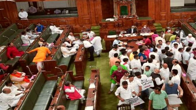 Bihar Assembly: विधानसभा में तेजस्वी के इस्तीफे की मांग पर हंगामा, वेल में पहुंचे भाजपा नेता; रुकी कार्यवाही