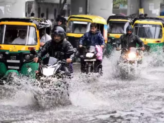 Delhi Weather: दिल्ली-एनसीआर में जोरदार बारिश के बाद कई इलाकों में लंबा जाम, सड़कें बनी तालाब, देखें तस्वीरें