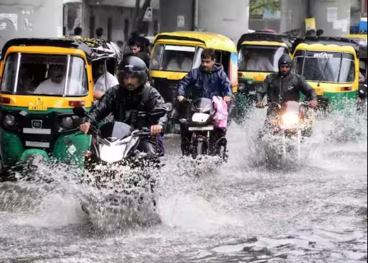 Delhi Weather: दिल्ली-एनसीआर में जोरदार बारिश के बाद कई इलाकों में लंबा जाम, सड़कें बनी तालाब, देखें तस्वीरें