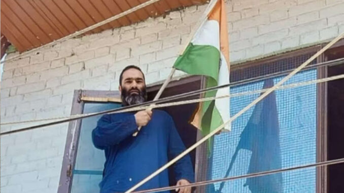 'Pakistan Kuch Nahi Kar Sakta': Hizbul Terrorist's Brother Waves Tiranga In J&K, Watch Viral Video