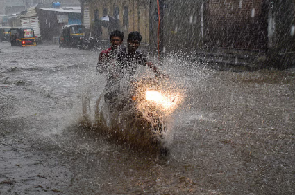 Weather Today: गुजरात में बारिश का कहर जारी, कई जिलों में आज भी अलर्ट; दिल्ली में भी बरसेंगे बादल