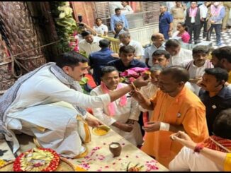 Janmashtami 2024: अचानक ही बांकेबिहारी मंदिर पहुंचे सीएम योगी, ठाकुर जी की छवि को अपलक निहारते रहे