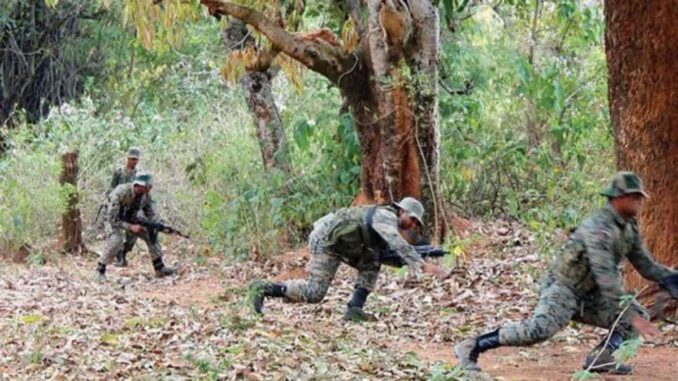 CG Naxalite Attack: दंतेवाड़ा में नक्सलियों और सुरक्षाबलों के बीच मुठभेड़, 12 माओवादी ढेर; फायरिंग अभी भी जारी