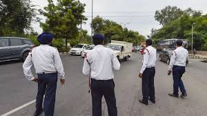 कोर्ट ने ठोका जुर्माना: 222 बार तोड़ा था ट्रैफिक नियम... अब 15 दिन तक ट्रैफिक सिग्नल पर खड़े होना होगा