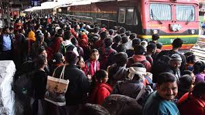 UP News: दिल्ली घटना से नहीं लिया सबक... तो यहां भी हो सकता है बड़ा हादसा, प्रयागराज जाने के लिए उमड़ रहा रेला