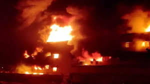 Kanpur Fire Incident: 'बच्चों को बचा लो...', तीन धमाके और ऊंची-ऊंची लपटें देख दहल उठे लोग, इमारत में आई दरार